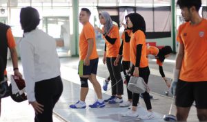 Sejumlah atlet cabang olahraga Anggar menyiapkan perlengkapan latihan saat pemusatan latihan di Gedung KONI Jawa Barat, Kota Bandung. (ANTARA/Bagus Ahmad Rizaldi)
