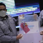 Polisi menunjukkan sertifikat ilegal vaksin COVID-19. ANTARA/Bagus Ahmad Rizaldi