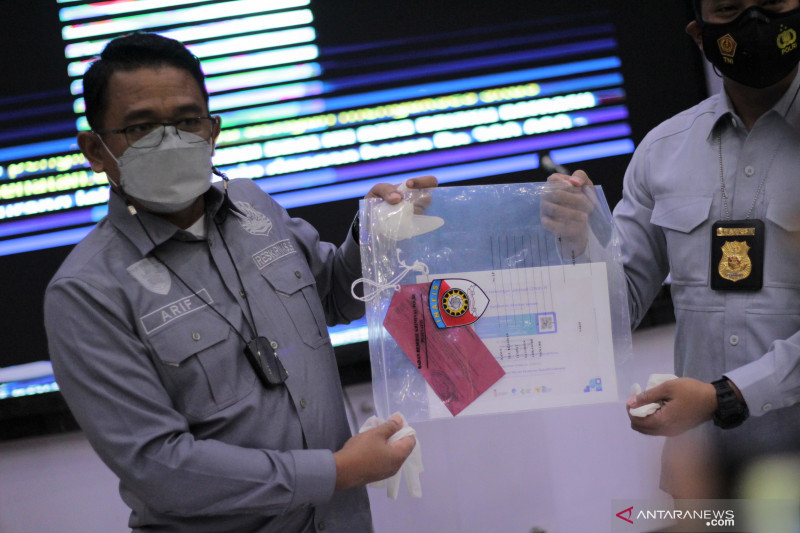 Polisi menunjukkan sertifikat ilegal vaksin COVID-19. ANTARA/Bagus Ahmad Rizaldi