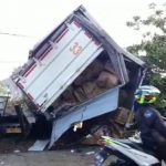 TABRAKAN: Dua truk tronton mengalami kecelakaan dan menabrak sebuah warung di Jalan Raya Cianjur-Sukabumi, Desa Bangbayang, Kecamatan Gekbrong, Kabupaten Cianjur, Jumat (24/9).