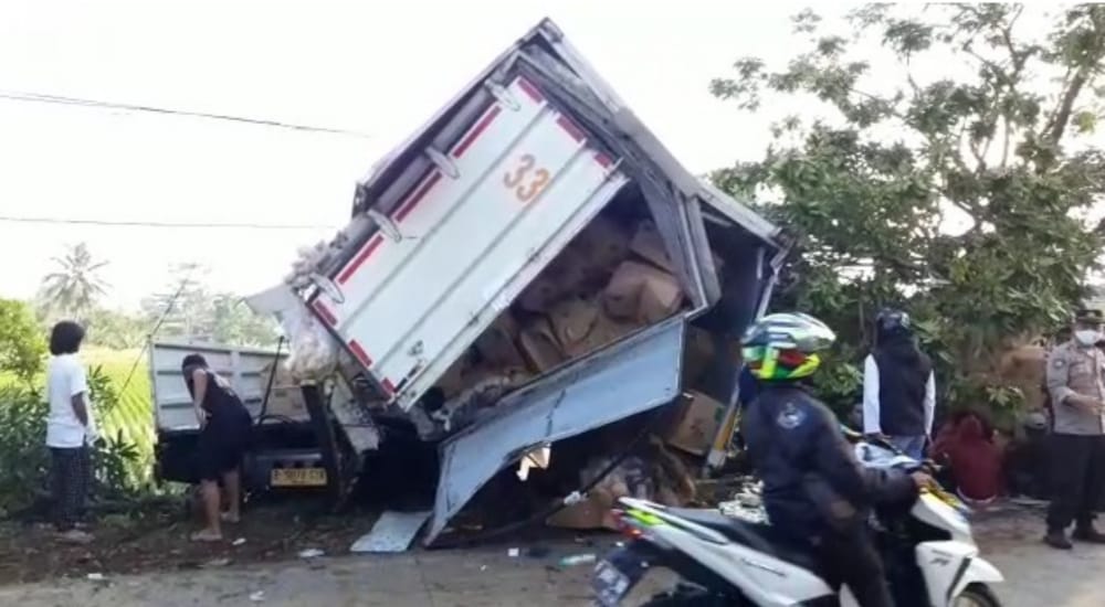 TABRAKAN: Dua truk tronton mengalami kecelakaan dan menabrak sebuah warung di Jalan Raya Cianjur-Sukabumi, Desa Bangbayang, Kecamatan Gekbrong, Kabupaten Cianjur, Jumat (24/9).