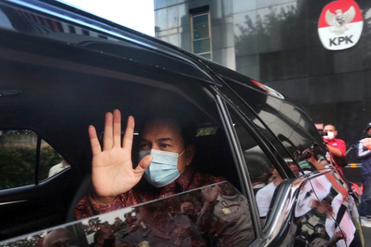 Wakil Ketua DPR Azis Syamsuddin ketika meninggalkan Gedung Merah Putih KPK usai menjalani pemeriksaan di Jakarta, Rabu (9/6/2021). (SALMAN TOYIBI/JAWA POS)