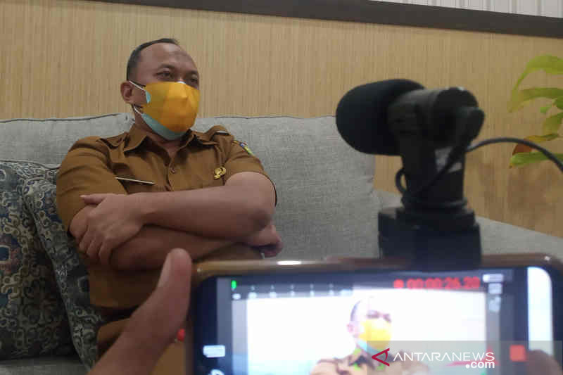 Juru Bicara Satgas Penanganan COVID-19 Kabupaten Indramayu Deden Bonni Koswara saat memberi keterangan di Indramayu