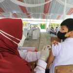 Juru vaksin memvaksinasi siswa di SMAN 2 Indramayu, Jawa Barat, Rabu (1/9/2021). ANTARA/Dedhez Anggara/hp.