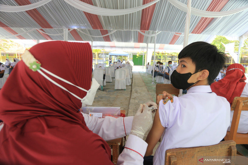 Juru vaksin memvaksinasi siswa di SMAN 2 Indramayu, Jawa Barat, Rabu (1/9/2021). ANTARA/Dedhez Anggara/hp.