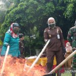 Kejari Kota Bogor memusnahkan barang bukti 145 kasus hukum periode Juli 2020-Juli 2021 yang telah diputuskan pengadilan dan berkekuatan hukum tetap, di halaman Kejari Kota Bogor, Selasa (7/9/2021) (ANTARA/HO/Kejari Kota Bogor)