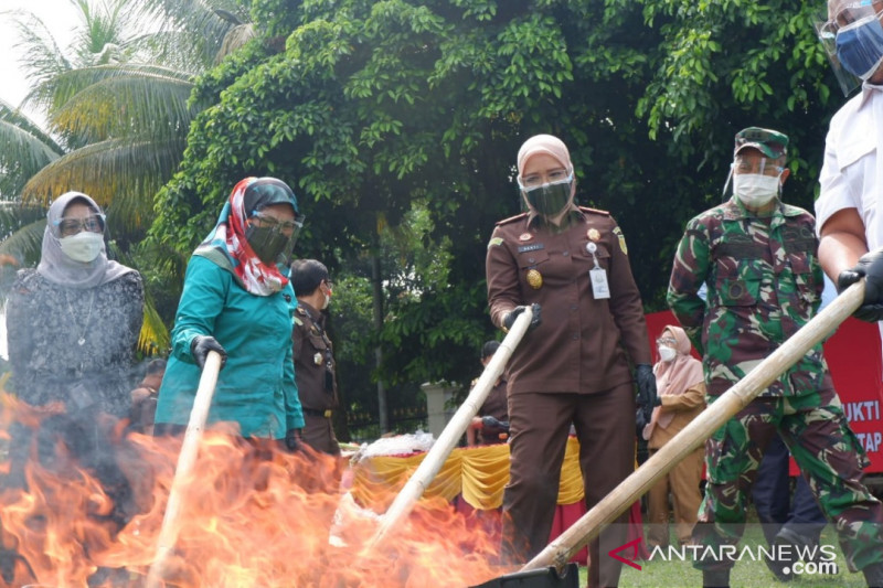 Kejari Kota Bogor memusnahkan barang bukti 145 kasus hukum periode Juli 2020-Juli 2021 yang telah diputuskan pengadilan dan berkekuatan hukum tetap, di halaman Kejari Kota Bogor, Selasa (7/9/2021) (ANTARA/HO/Kejari Kota Bogor)