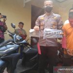 Kepala Polsek Tarogong Kidul Kompol Alit Kadarusman menunjukan tersangka kasus pencurian sepeda motor di Kabupaten Garut, Jawa Barat, Kamis (16/9/2021). (ANTARA/Feri Purnama)