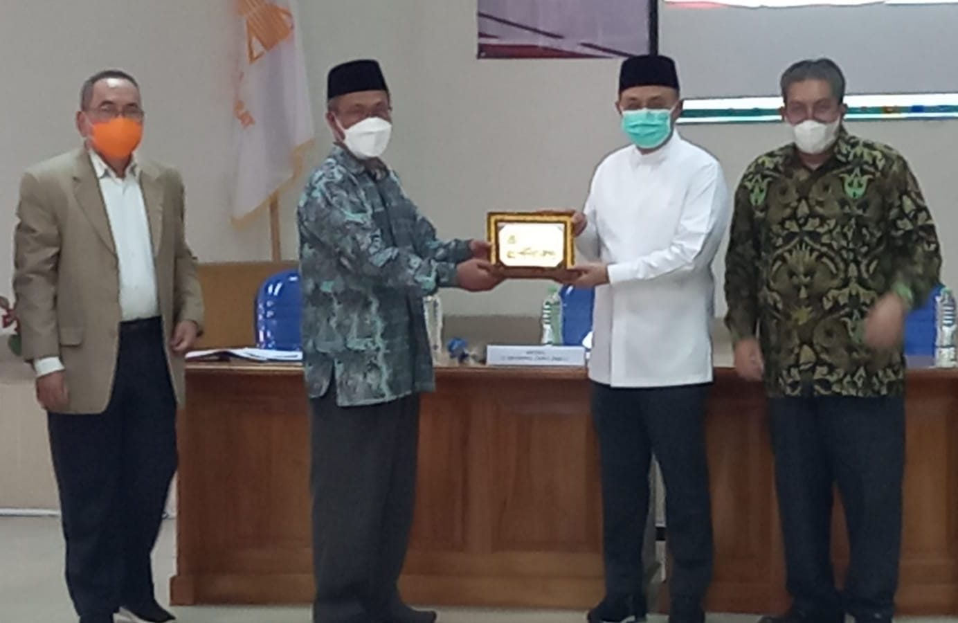 Ketua ICMI Orwil Jabar Prof. Najib menerima cenderamata dari kelompok kerja perwakilan DPD RI