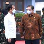 Ketua KPCPN Airlangga Hartarto tengah berdiskusi dengan Presiden Joko Widodo atas peningkatan kasus Positif Covid-19