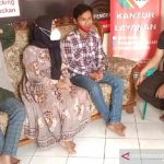 Ketua SBMI Kabupaten Indramayu Juwarih (kanan) saat menerima aduan dari anak pekerja migran asal Indramayu, Jawa Barat, Senin (27/9/2021). (ANTARA/Khaerul Izan)
