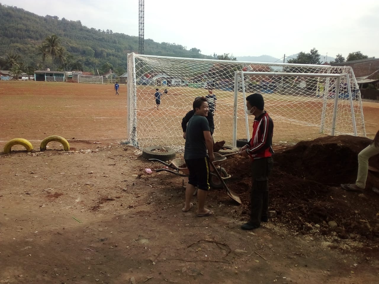 Kondisi lapangan limbangan garut yang hanya tinggal tanah berdebu masih digunakan warga untuk bermain sepak bola. (foto: Pepen Radar Garut)