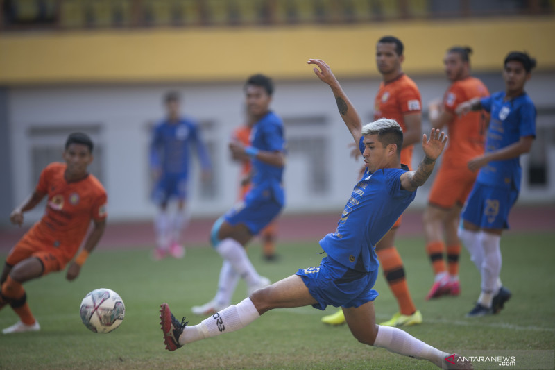 Pesepak bola PSIS Semarang Jonathan Cantillana (tengah) berusaha menendang bola ke gawang Persiraja Banda Aceh dalam pertandingan pekan ketiga Liga 1 2020-2021 di Stadion Wibawa Mukti, Cikarang, Kabupaten Bekasi, Jawa Barat, Sabtu (18/9/2021). ANTARA FOTO/Aditya Pradana Putra/hp