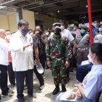 Meneteri Koordinator Bidang Perekonomian Airlangga Hartarto mengunjungi program vaksinisasi di Medan