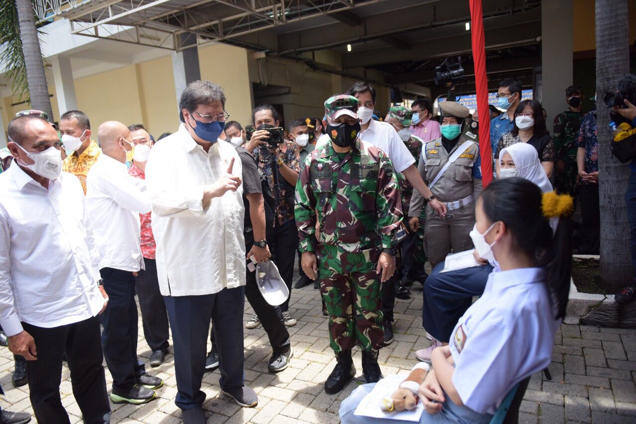 Meneteri Koordinator Bidang Perekonomian Airlangga Hartarto mengunjungi program vaksinisasi di Medan