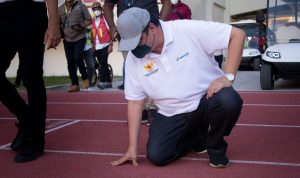 Menko Bidang Ekonomi Airlangga Hartarto mengecek fasilitas venue utama PON XX di Stadion Lukas Enembe