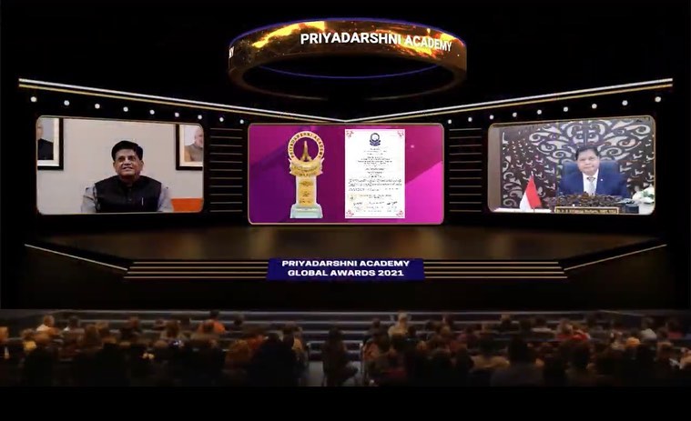 Menko Perekonomian RI, Airlangga Hartarto mendapat anugerah Priyadarshni Academy Global Award for Outstanding Contribution to National Economic Recovery