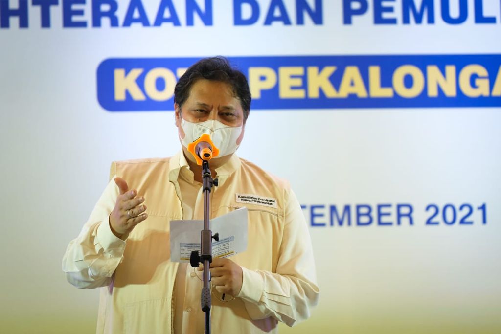 Menteri Koordinator Airlangga Hartarto memberikan sambutan dalam acaranya penyaluran KUR di Pekalongan