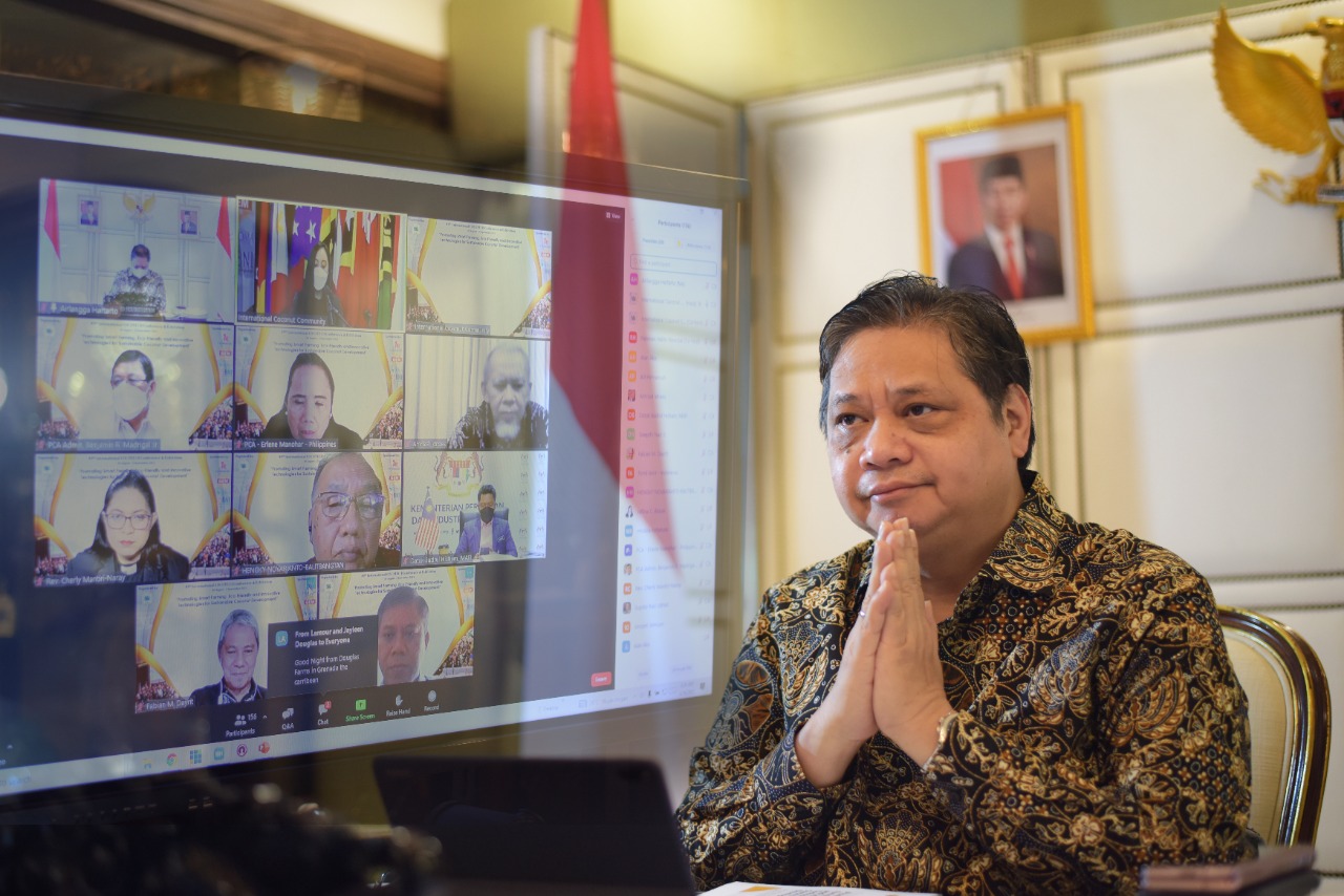Menteri Koordinator Bidang PErekonomian Airlangga Hartarto menjelaskan perolehan target pelaksanaan vaksin.