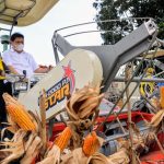 Menteri Koordinator Bidang Perekonomian Airlangga Hartarto ikut memanen tanaman Jagung sebagai komoditas unggulan Provinsi Gorontalo
