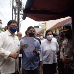Menteri Koordinator Bidang perekonian Airlangga Hartato didampingi Menkeu Sri Mulyani memberikan secara simbolis bantuan untuk pemilik warung