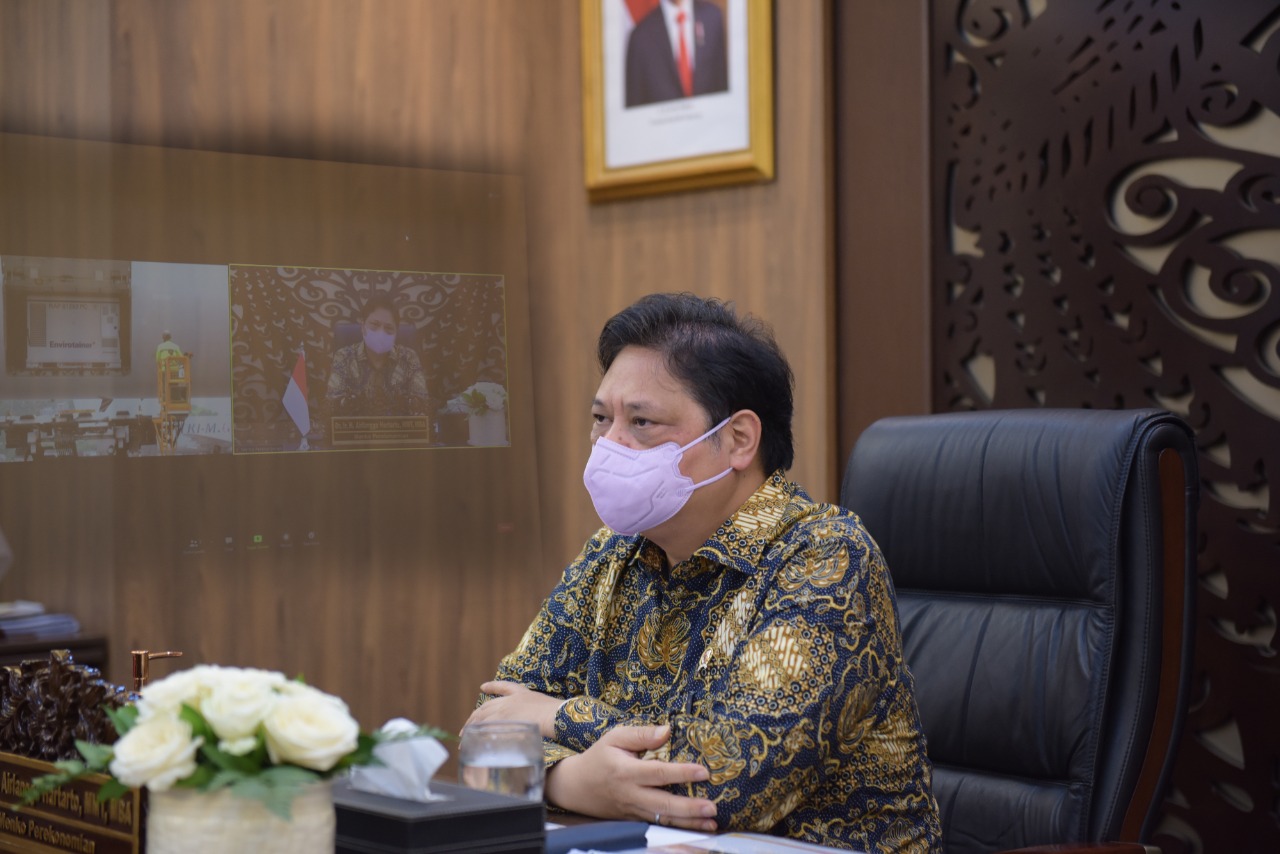 Menteri Koordinator Bidang perekonian Airlangga Hartato ketika menyambut kedatangan 50 juta jenis vaksin secara virtual