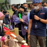 ILUSTRASI: Menteri Pariwisata dan Ekonomi Kreatif, Sandiaga Uno berbicang dengan para pengrajin dari Kota Bandung.