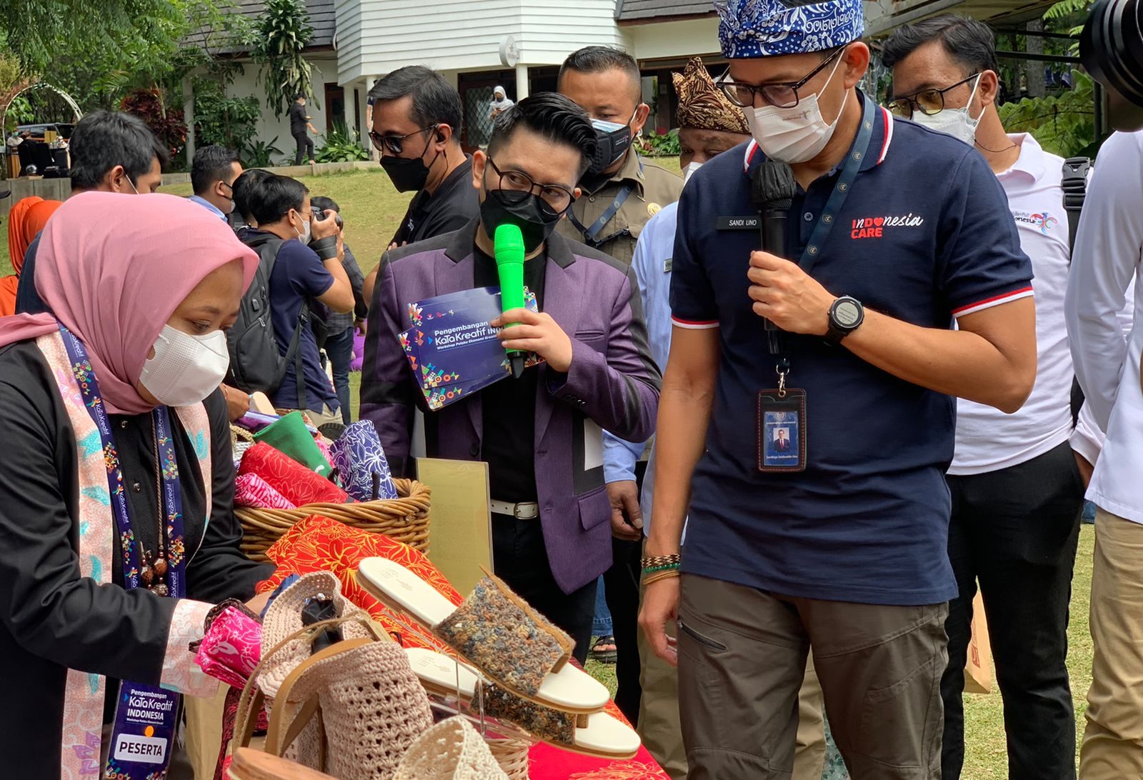 ILUSTRASI: Menteri Pariwisata dan Ekonomi Kreatif, Sandiaga Uno berbicang dengan para pengrajin dari Kota Bandung.