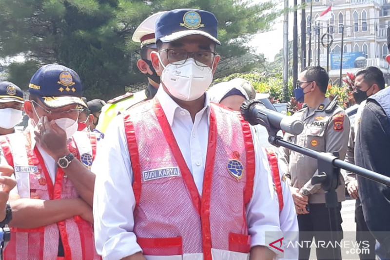 Menteri Perhubungan (Menhub) Budi Karya Sumadi saat meninjau penerapan ganjil-genap di Simpang Gadog, Ciawi, Kabupaten Bogor