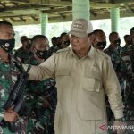 Menteri Pertahanan RI Prabowo Subianto (tengah) meninjau kegiatan Latihan Pembulatan Komponen Cadangan di Bandung, Jawa Barat, Senin (27/9/2021). ANTARA/HO-Biro Humas Setjen Kemhan