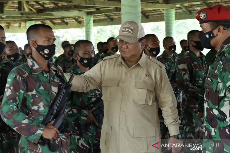 Menteri Pertahanan RI Prabowo Subianto (tengah) meninjau kegiatan Latihan Pembulatan Komponen Cadangan di Bandung, Jawa Barat, Senin (27/9/2021). ANTARA/HO-Biro Humas Setjen Kemhan