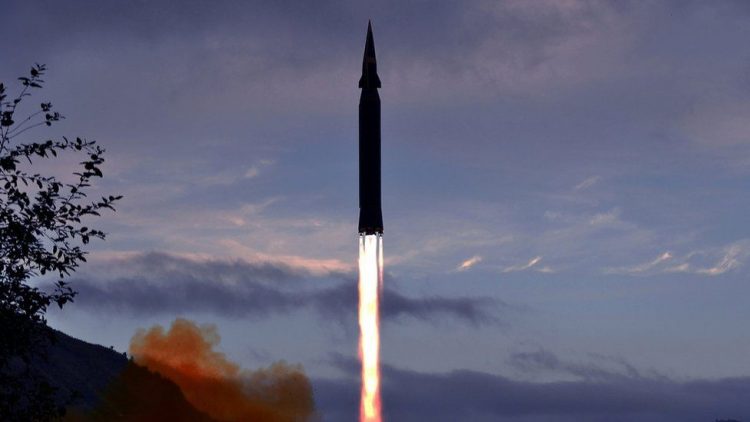 Korea Utara (Korut) kembali membuat dunia khawatir. Kali ini mereka melakukan uji coba rudal dengan teknologi paling mutakhir. (BBC).