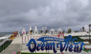 Obyek wisata Ocean View Karang Potong di Kecamatan Sindangbarang, Cianjur, Jawa Barat, kembali dibuka dengan prokes ketat dan pengunjung wajib menujukan surat vaksinasi minimal dosis pertama. ANTARA POTO. (Antara/Ahmad Fikri)