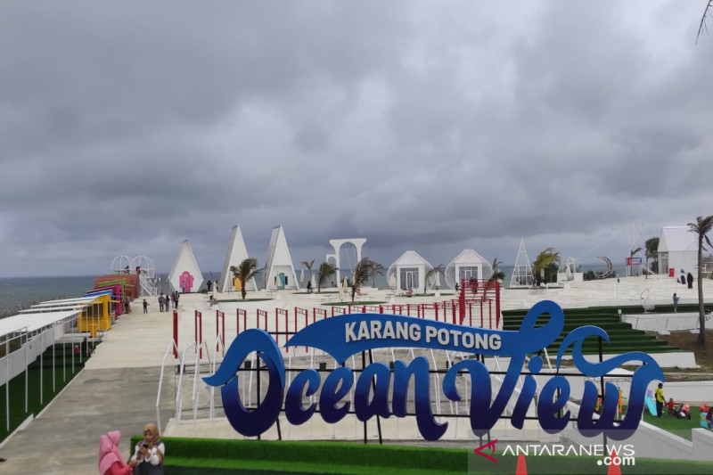Obyek wisata Ocean View Karang Potong di Kecamatan Sindangbarang, Cianjur, Jawa Barat, kembali dibuka dengan prokes ketat dan pengunjung wajib menujukan surat vaksinasi minimal dosis pertama. ANTARA POTO. (Antara/Ahmad Fikri)