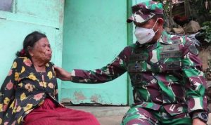 Pangdam III Siliwangi Mayjen TNI Agus Subiyanto ketika menghampiri Nenek Asih