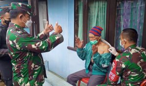 Pangdam III Siliwangi Mayjen TNI Agus Subiyanto memberikan semangat kepada warga desa yang sedang divaksin