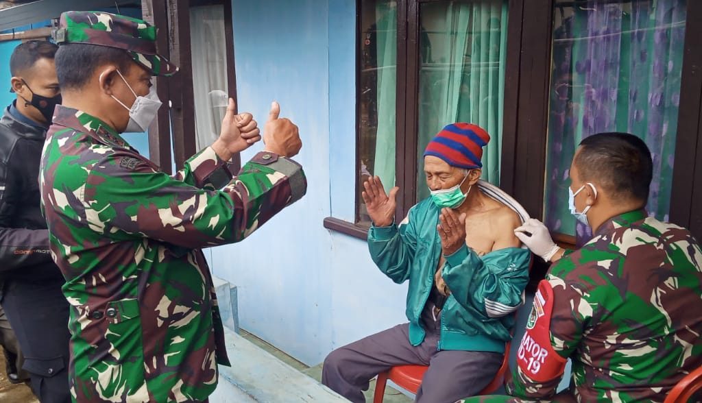 Pangdam III Siliwangi Mayjen TNI Agus Subiyanto memberikan semangat kepada warga desa yang sedang divaksin
