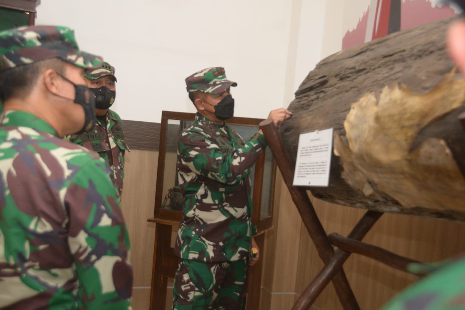 Panglima Kodam III Siliwangi Mayjen TNI Agus Subiyanto melihat dari dekat koleksi benda Museum Mandala Wangsit Siliwangi