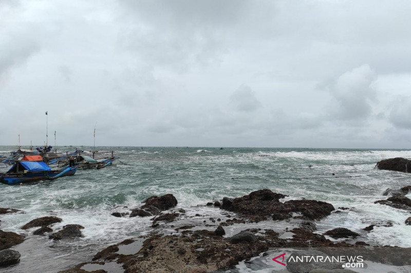 Pantai selatan Cianjur, Jawa Barat, masih dilanda gelombang tinggi, sehingga wisatawan diimbau untuk tidka berenang atau mendekati pantai seperti di Pantai Jayanti, Kecamatan Cidaun. ANTARA POTO. (Ahmad Fikri)