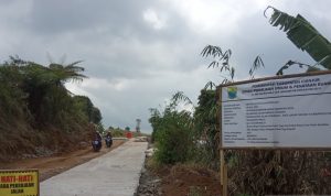 Pembangunan jalur Puncak II di Desa Batulawang, Kecamatan Cipanas, Cianjur, Jawa Barat, terbegkalai menunggu kabar dari pemerintrah pusat untuk dituntaskan. ANTARA POTO. (Ahmad Fikri)