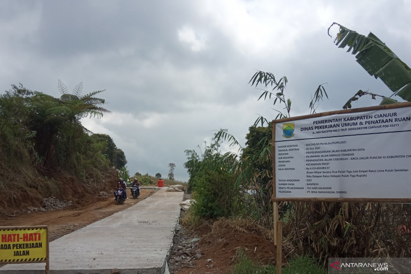 Pembangunan jalur Puncak II di Desa Batulawang, Kecamatan Cipanas, Cianjur, Jawa Barat, terbegkalai menunggu kabar dari pemerintrah pusat untuk dituntaskan. ANTARA POTO. (Ahmad Fikri)