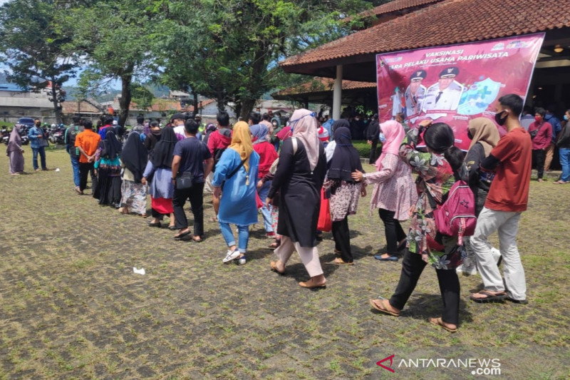 Pemkab Cianjur, Jawa Barat, mengencarkan vaksinasi di sejumlah tempat wisata sebagai upaya meningkatkan angka kunjungan dan sebagai upaya antisipasi melonjaknya kasus COVID-19. ANTARA POTO. (Ahmad Fikri)