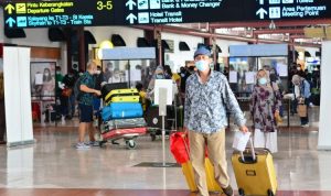 ILUSTRASI: Calon penumpang pesawat di Terminal 2 Bandara Soekarno Hatta, Tangerang, Banten, Rabu (5/5/2021). (Dery Ridwansah/JawaPos.com)