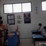 Penjabat Bupati Bekasi Dani Ramdan memberikan imbauan kepada Siswa SMPN 01 Tambun Selatan di hari pertama pembelajaran tatap muka terbatas daerah itu, Senin (6/9). (ANTARA/Pradita Kurniawan Syah).