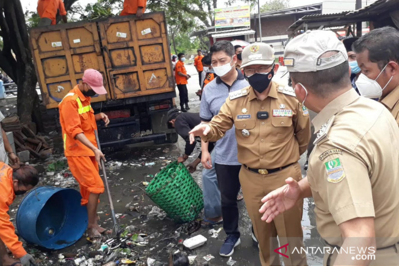 Penjabat Bupati Bekasi Dani Ramdan meninjau bantaran Kali Cilemahabang di Desa Sukakarya, Kecamatan Karangbahagia, Senin. (ANTARA/Pradita Kurniawan Syah).