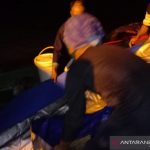 Personel Satpolair Polres Sukabumi saat mengevakuasi jenazah ABK KM Harapan Jaya yang meninggal di atas kapalnya saat tengah mencari ikan di Samudra Hindia ke Palabuhanratu, Kabupaten Sukabumi