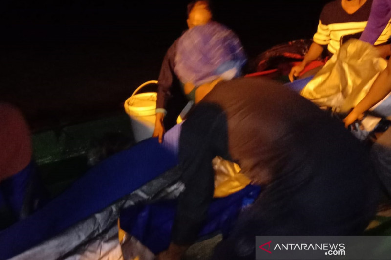 Personel Satpolair Polres Sukabumi saat mengevakuasi jenazah ABK KM Harapan Jaya yang meninggal di atas kapalnya saat tengah mencari ikan di Samudra Hindia ke Palabuhanratu, Kabupaten Sukabumi