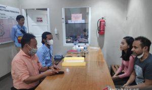 Personel Satuan Narkoba Polres Sukabumi saat melimpahkan berkas dan tersangka penyalahguna narkoba jenis sabu-sabu. kepada pihak Kejari Kabupaten Sukabum