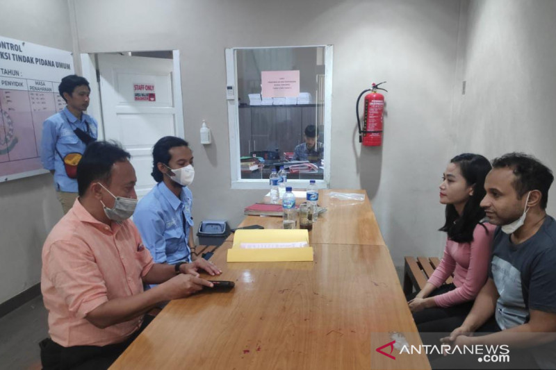 Personel Satuan Narkoba Polres Sukabumi saat melimpahkan berkas dan tersangka penyalahguna narkoba jenis sabu-sabu. kepada pihak Kejari Kabupaten Sukabum