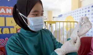 Petugas Kesehatan sedang memasukan cairan vaksin ke dalam suntikan (ILUSTRASI/Humas Jabar)